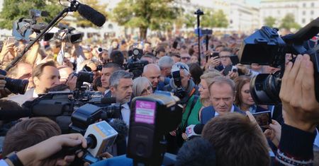 Setki osób na spacerze z Donaldem Tuskiem. "Nie musimy wstawać z kolan, bo nigdy na nich nie byliśmy"