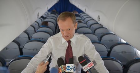 Ujawnił drogie loty Donalda Tuska do Gdańska. Teraz komentuje aferę z Markiem Kuchcińskim