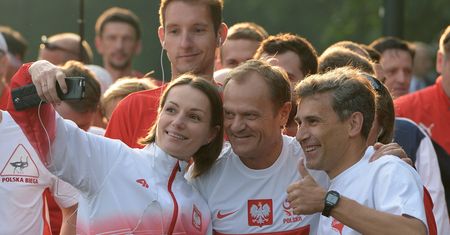 „Tusk popija wino i dobrze się bawi". Tak były premier drażni PiS