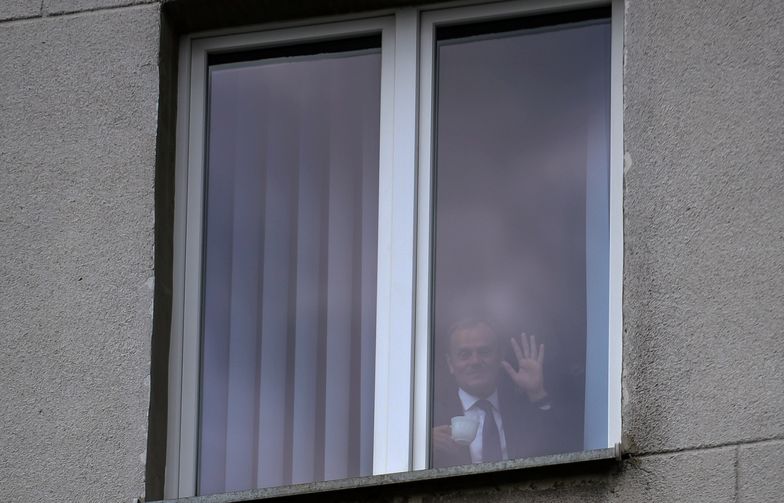 Donald Tusk jak papież. Były premier pozdrawia z okna zgromadzonych przed prokuraturą
