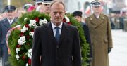 Donald Tusk wygwizdany. Ludzie buczeli, gdy polityk składał wieniec przed grobem Nieznanego Żołnierza