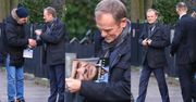 Donald Tusk w towarzystwie ochroniarza i szofera rozdaje autografy i wsiada do nowej limuzyny (ZDJĘCIA)