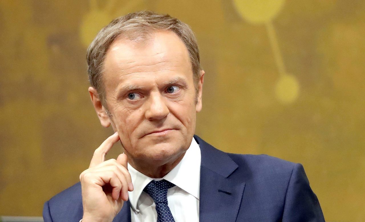 Nietypowe SMS-y na 10 kwietnia. "Czy Donald Tusk jest odpowiedzialny za katastrofę smoleńską?"