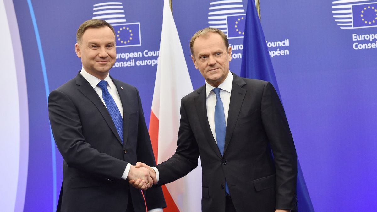 Sondaż: Donald Tusk powinien stanąć przeciw Andrzejowi Dudzie