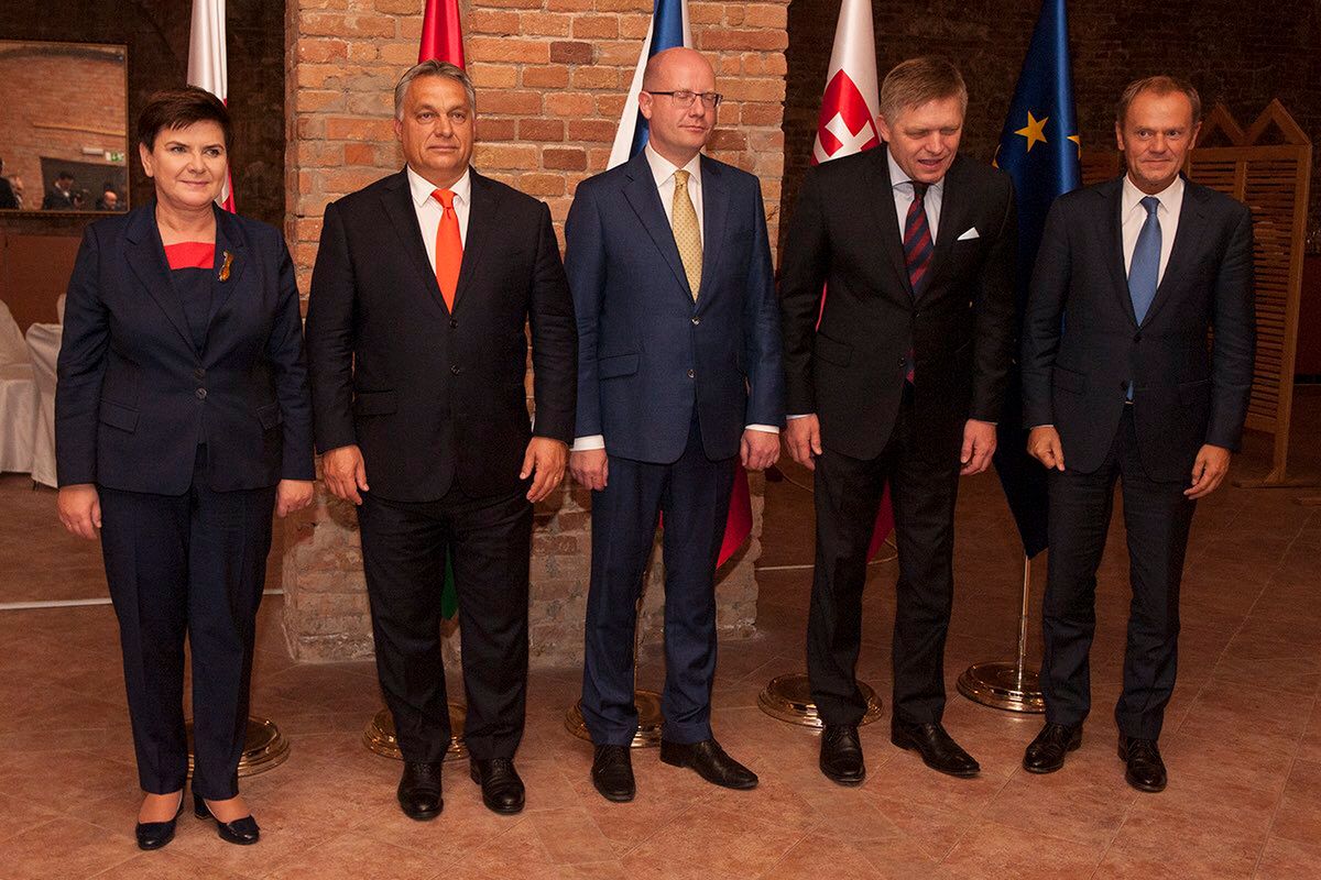 Jedno zdjęcie, a mówi tak wiele. Szydło i Tusk nie mogli stanąć dalej od siebie