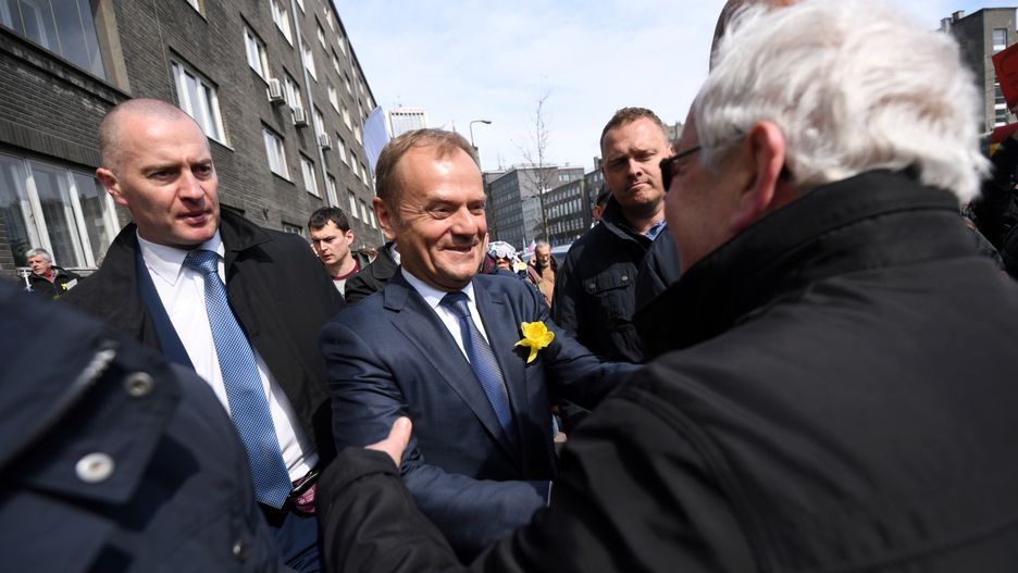 Donald Tusk podczas przejścia do prokuratury