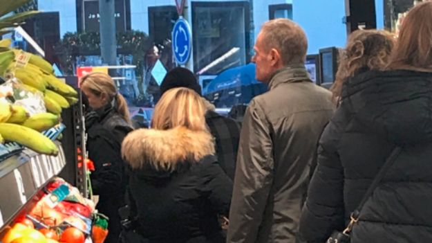 Donald Tusk w brukselskim sklepie