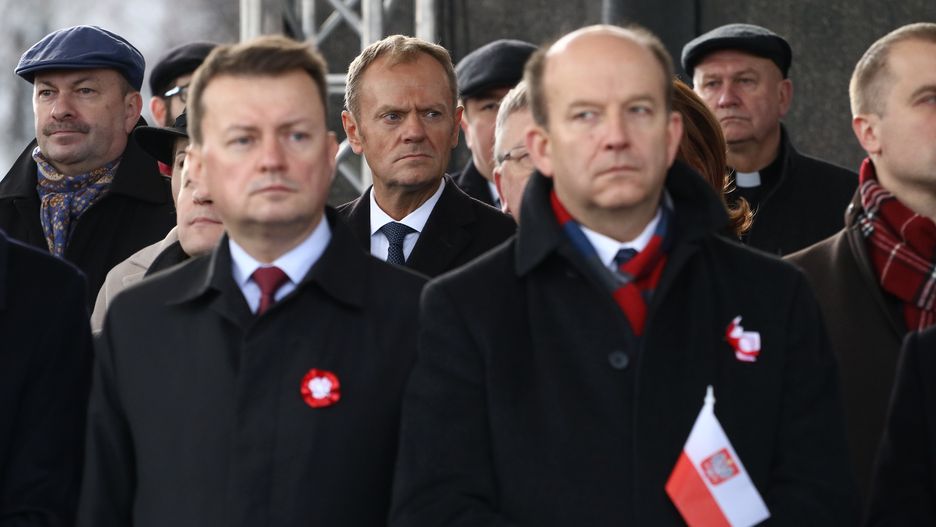 Donald Tusk stał w dalszym rzędzie