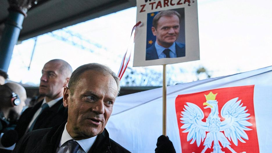 Donald Tusk w drodze na przesłuchanie w kwietniu 2017 roku.