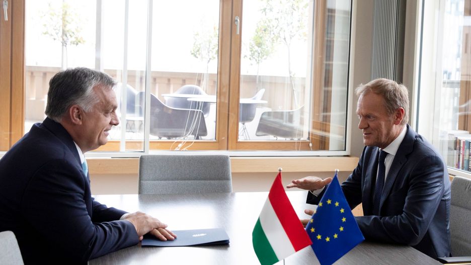 Donald Tusk spotkał się przed szczytem z premierem Węgier Viktorem Orbanem. Czy przekonał go do kandydatury Fransa Timmermansa?