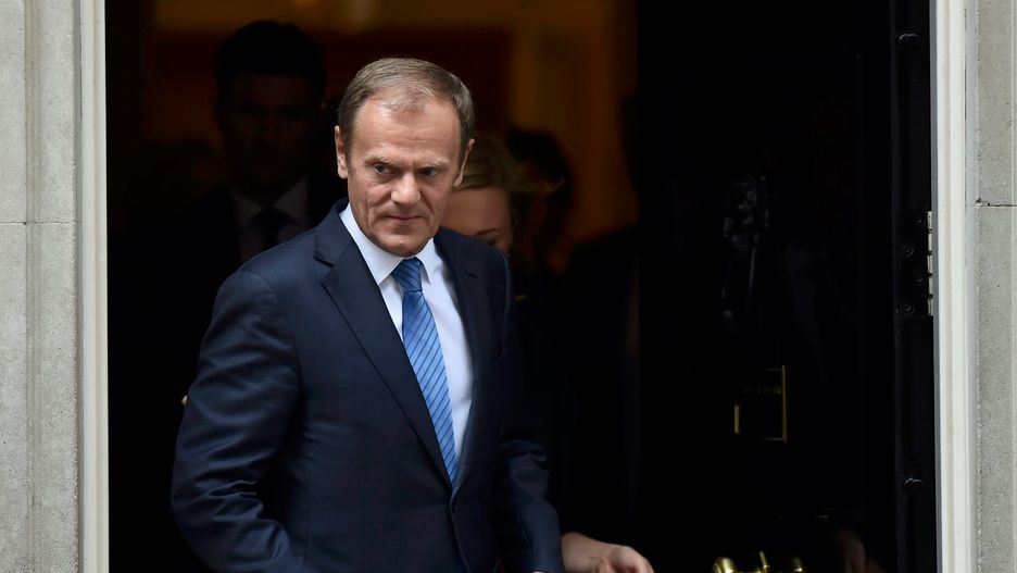 Kobieta ewakuowana ze sztokholmskiego dworca po ataku.