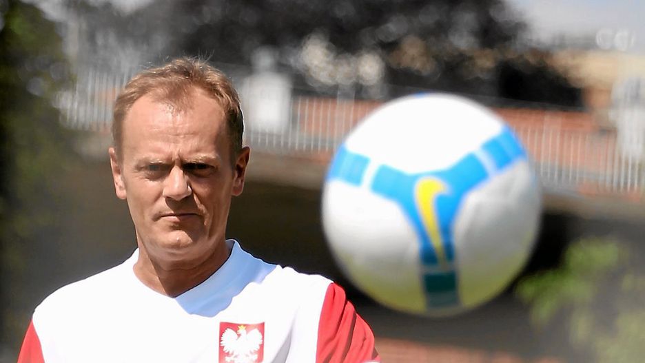 Donald Tusk to znany kibic piłki nożnej. Internauci wytknęli mu, że z fana Realu Madryt stał się kibicem Barcelony.