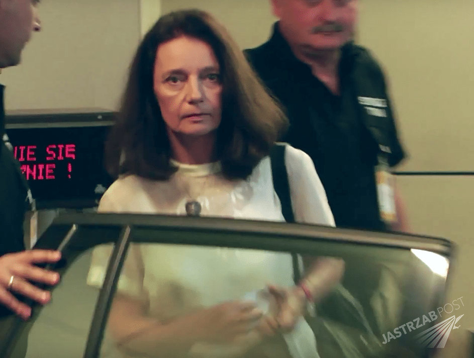 Barbara Sienkiewicz wychodzi ze studia Dzień Dobry TVN w towarzystwie ochrony