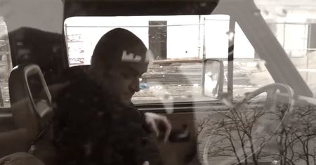 Przez 17 godzin czekał na pomoc przy autostradzie. Mężczyznę uratowali policjanci