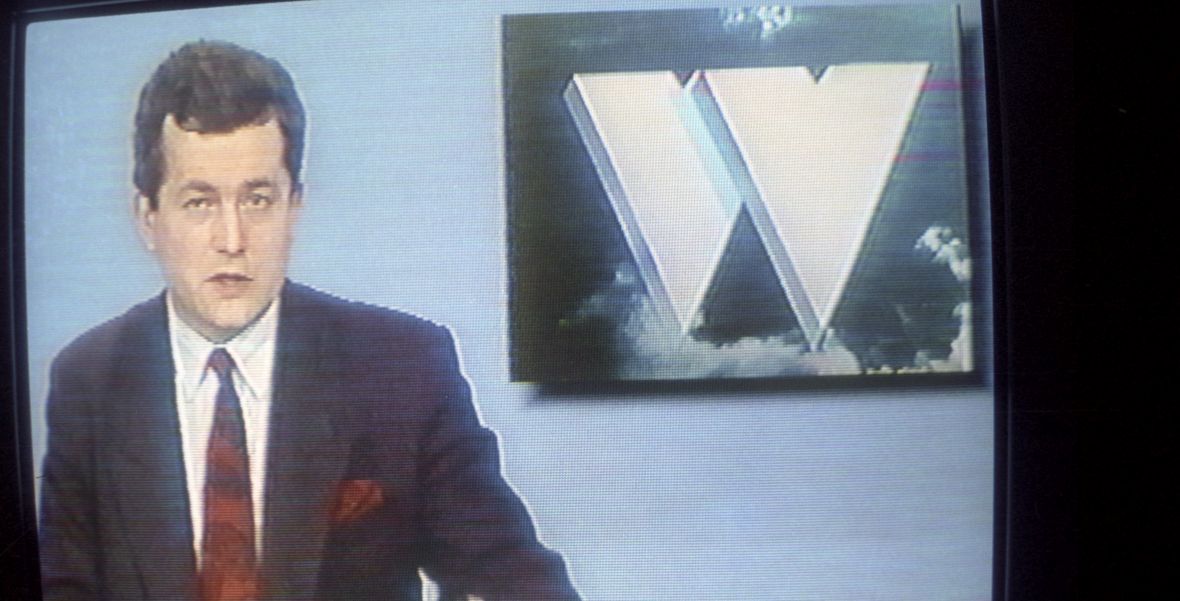 Jarosław Gugała prowadzi wydanie "Wiadomości". Luty 1992 roku. 