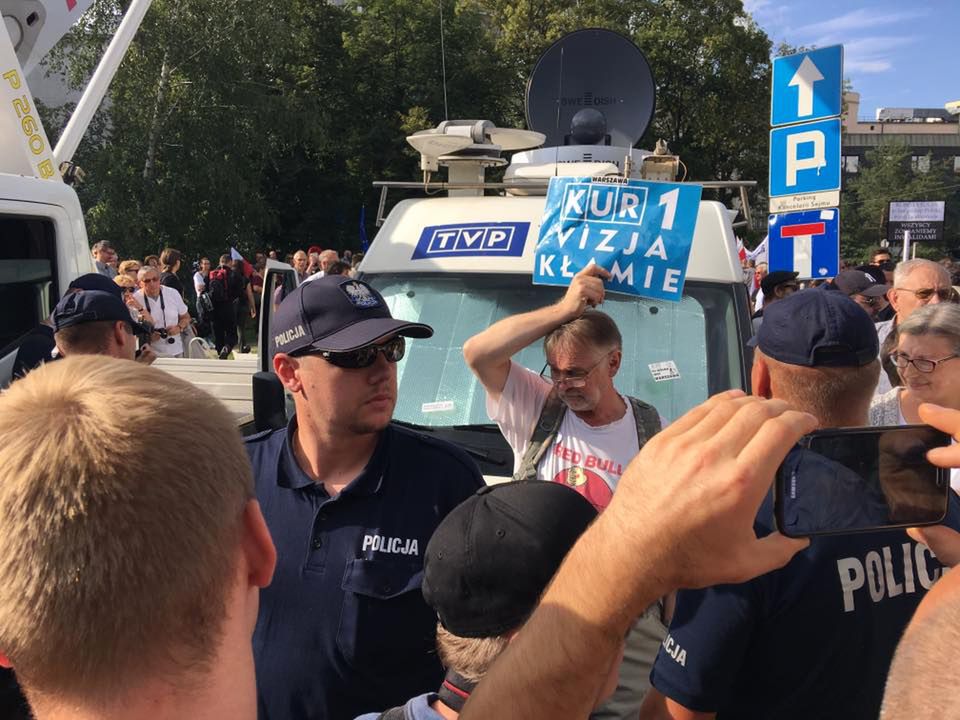 Szarpanina przy samochodzie TVP na proteście KOD. Interweniowała policja