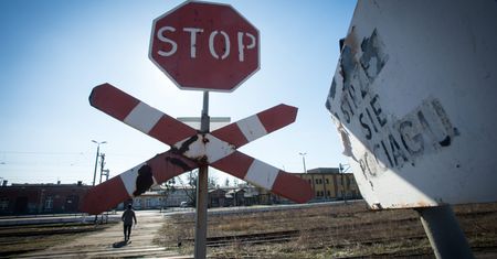Wielkopolska. Wypadek na torach, matka z dwójką dzieci w szpitalu