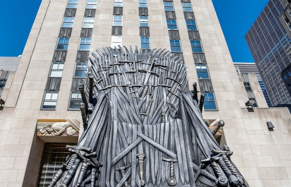 Replika Żelaznego Tronu przed Rockefeller Plaza w Nowym Jorku 