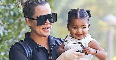 Córeczka Khloe Kardashian w luksusowym stroju kąpielowym. Za to mini ubranko trzeba słono zapłacić