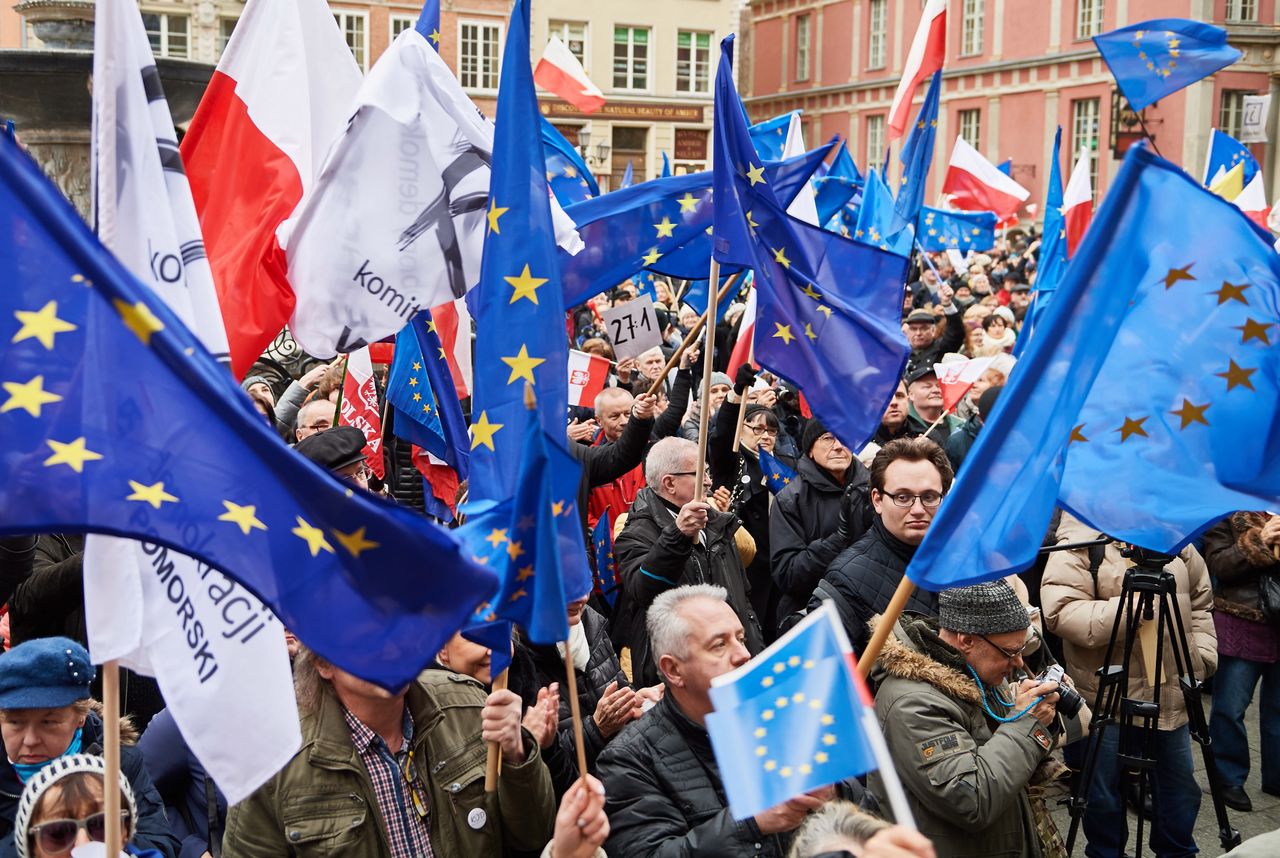 Sondaż: rekordowe poparcie członkostwa Polski w UE. Większość z nas czuje się Europejczykami