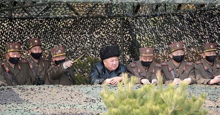 Koronawirus mu niestraszny. Kim Dzong Un jako jedyny nie nosi maski