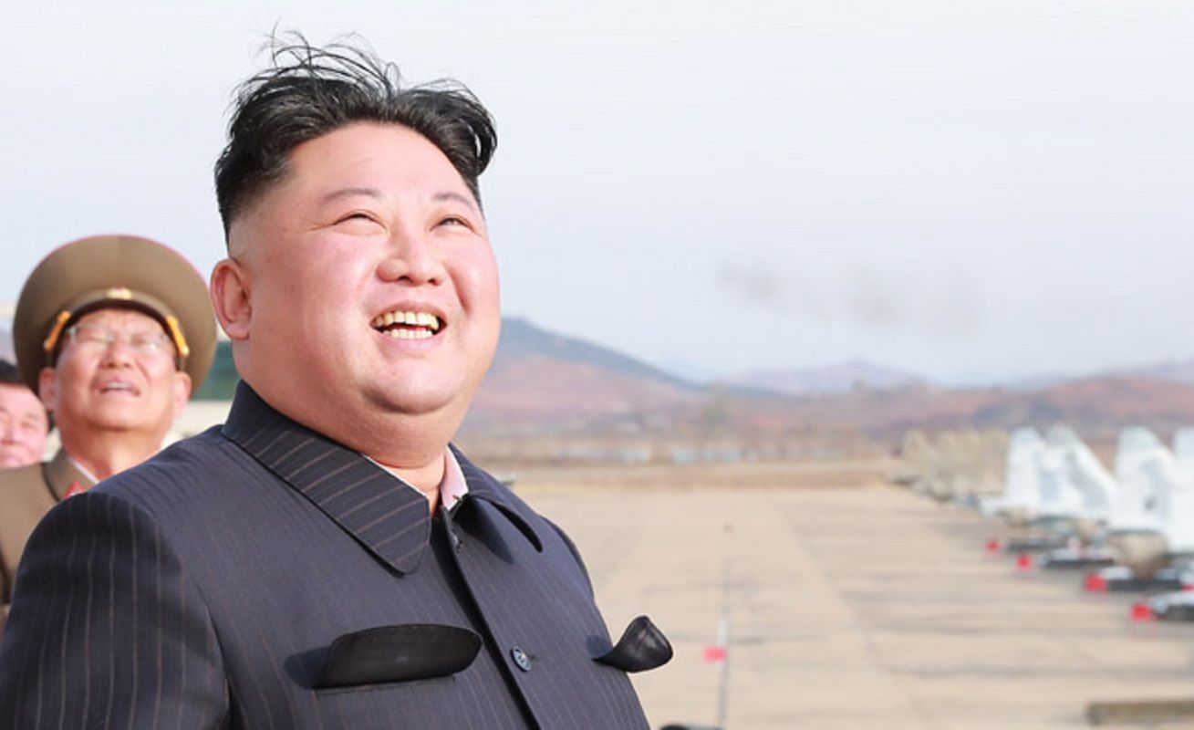 Nowa broń Korei Północnej odpalona. Kim Dzong Un cieszy się z sukcesu