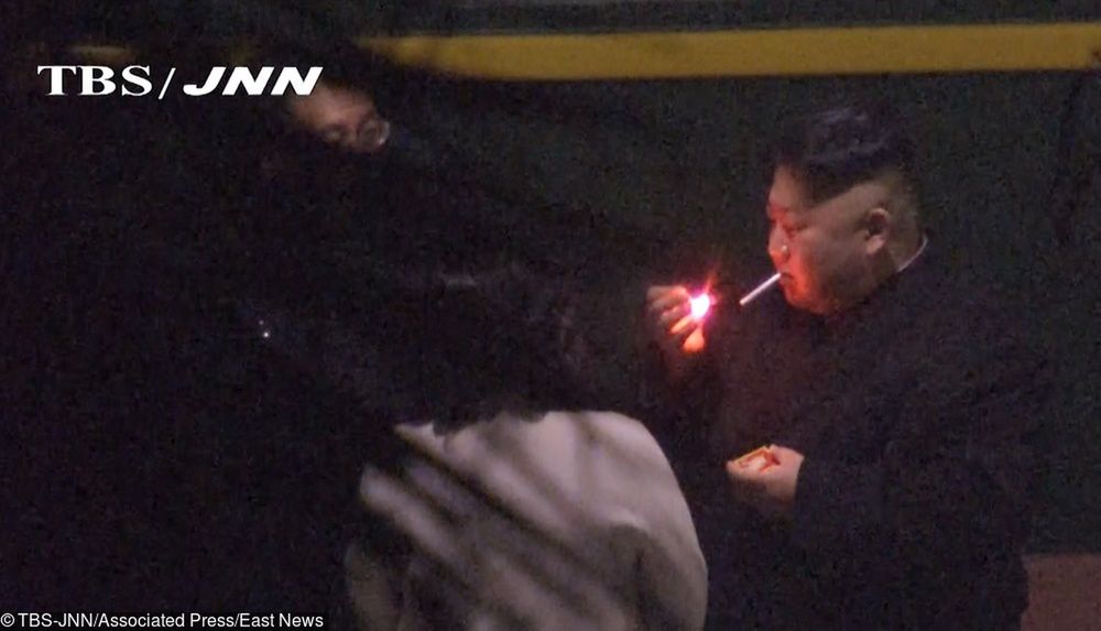 Kim Dzong Un przyłapany na papierosie w podróży do Hanoi