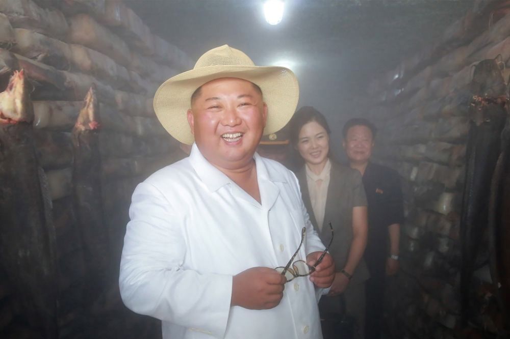 Promienny Kim zwiedza farmę sumów, a koreańskie media wzywają USA do zniesienia sankcji