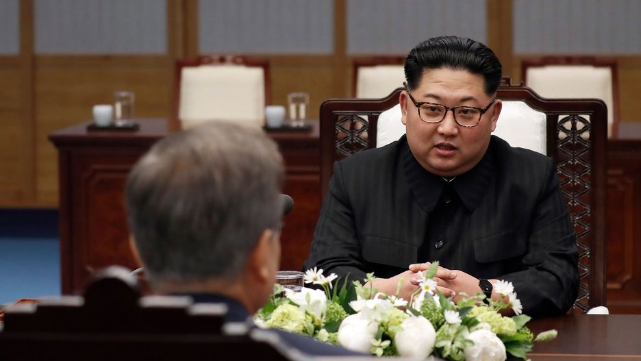 Kim Dzong Un podczas rozmowy z prezydentem Korei Płd.