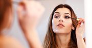 Robisz dziwne miny podczas makijażu oka? To uzasadnione