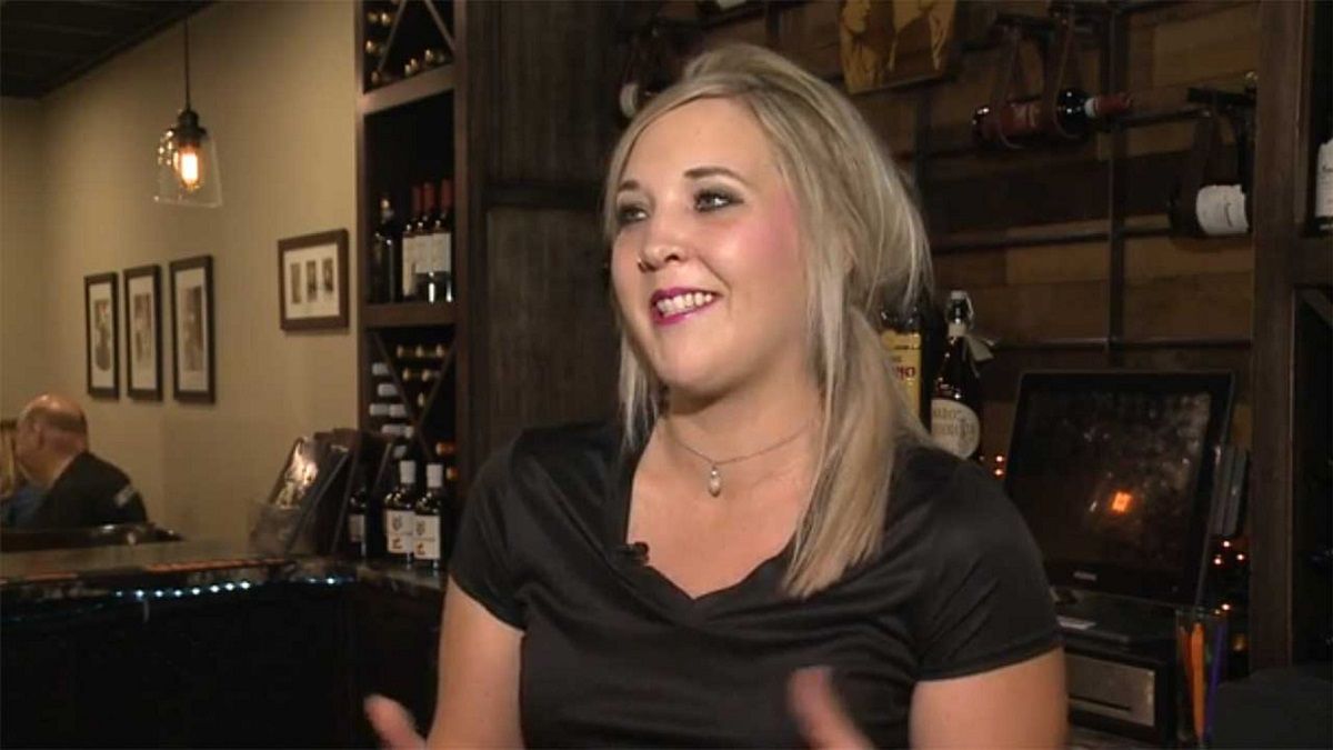 Kelnerka zaczęła się trząść, kiedy zobaczyła napiwek pozostawiony jej przez nieznajomego.