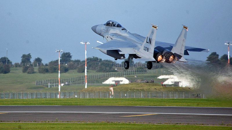 Na Litwę przyleciało w sumie 140 żołnierzy USA - oprócz pilotów F-15 to także obsługa naziemna.