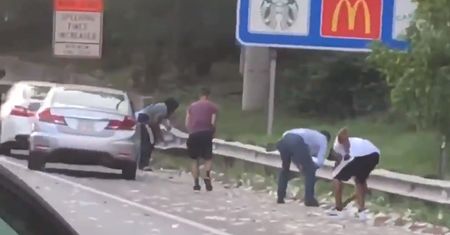 Banknoty leżały na ulicy. Kierowcy oddali je policji