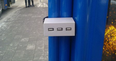 Ładujesz telefon w miejscach publicznych? To uważaj, ładowarka nie tylko ładuje, ale też przesyła dane