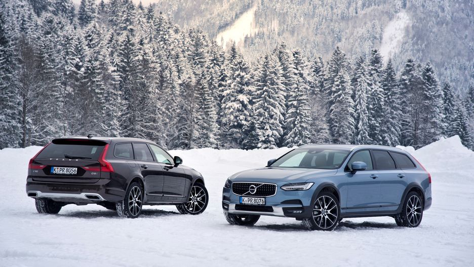 Volvo V90 Cross Country w zimowej scenerii z choinkami