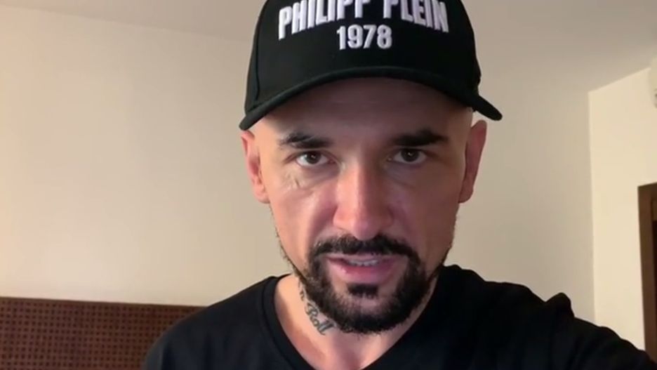 "Jestem niezależny i robię swoje" - mówi Vega i pokazuje filmowego Mateusza Morawieckiego