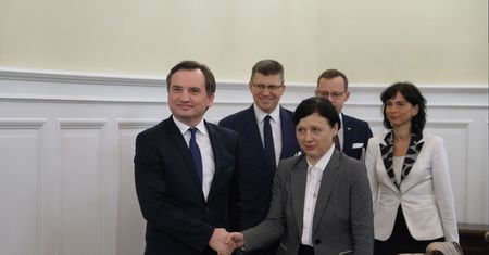 Zbigniew Ziobro przygotował kompromis dla Very Jourovej. Chodzi o wyłanianie sędziów w Polsce