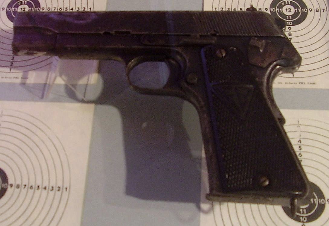 Wczesna wersja VIS-a z 1932 r. bez zwalniacza kurka 