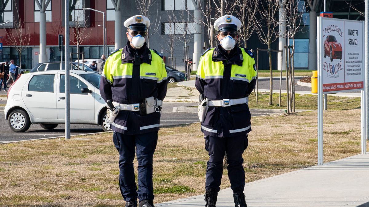 Policja na ulicach Vo' Euganeo