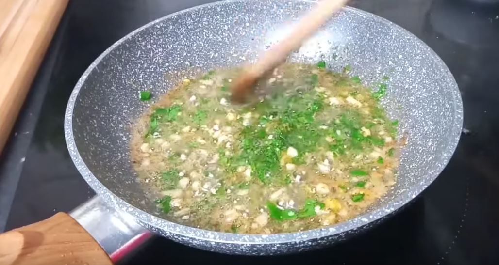 Sos maślano-cytrynowy - Pyszności; Foto: kadr z materiału na kanale YouTube W kuchni u Ewy w Turynie