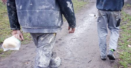 Polscy emigranci muszą oszczędzać. Mają na to swój sposób
