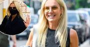 Agnieszka Woźniak-Starak na wyborach w obiektywie swojej mamy. Całą uwagę kradnie jej spódnica. "I super!"