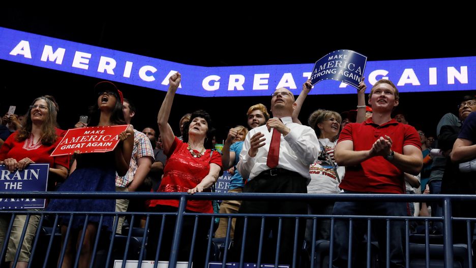 Wyborcy Donalda Trumpa wciąż stoją za nim murem