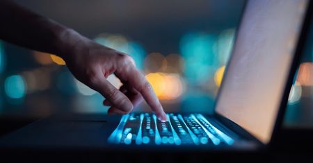 Sąsiad uporczywie logował się do mojej sieci Wi-Fi. Teraz wiem, jak go na stałe odłączyć!