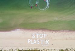 Greenpeace walczy z plastikiem. Sprząta plażę i dno morza w Kołobrzegu