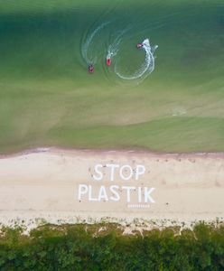 Greenpeace walczy z plastikiem. Sprząta plażę i dno morza w Kołobrzegu