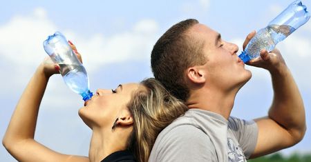 6 powodów, dla których lepiej nie pić wody z plastikowej butelki
