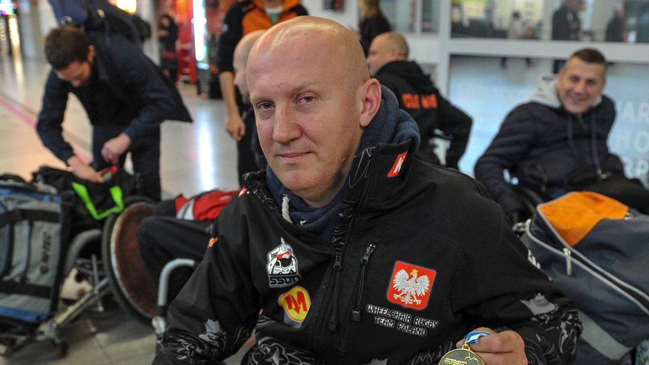 Dominik Rymer ucierpiał po tym, jak skoczył na główkę do zbyt płytkiej wody