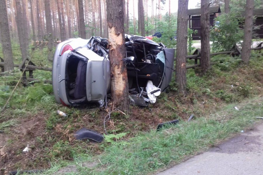 Tragiczny wypadek w Wilczej Woli. Samochód wbił się w drzewo