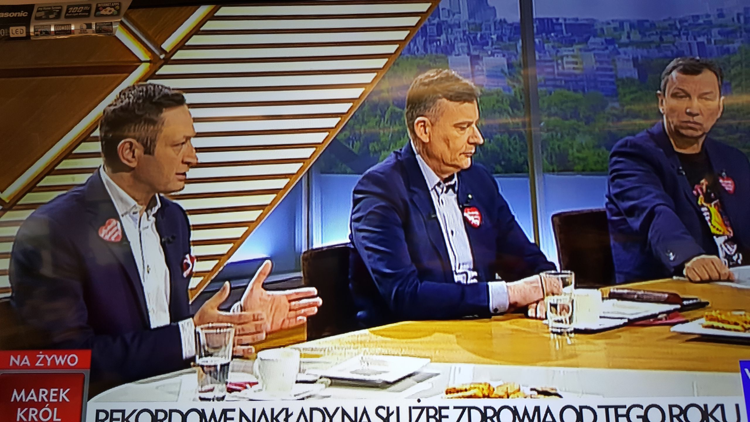 Program na żywo, goście oklejeni sercami WOŚP, TVP musiała to pokazać.